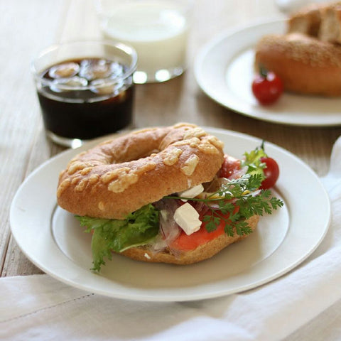 ブラックペッパースモークチーズ 糖質6.9g 糖質制限ダイエットのお供に便利なリング型パン フスボン 