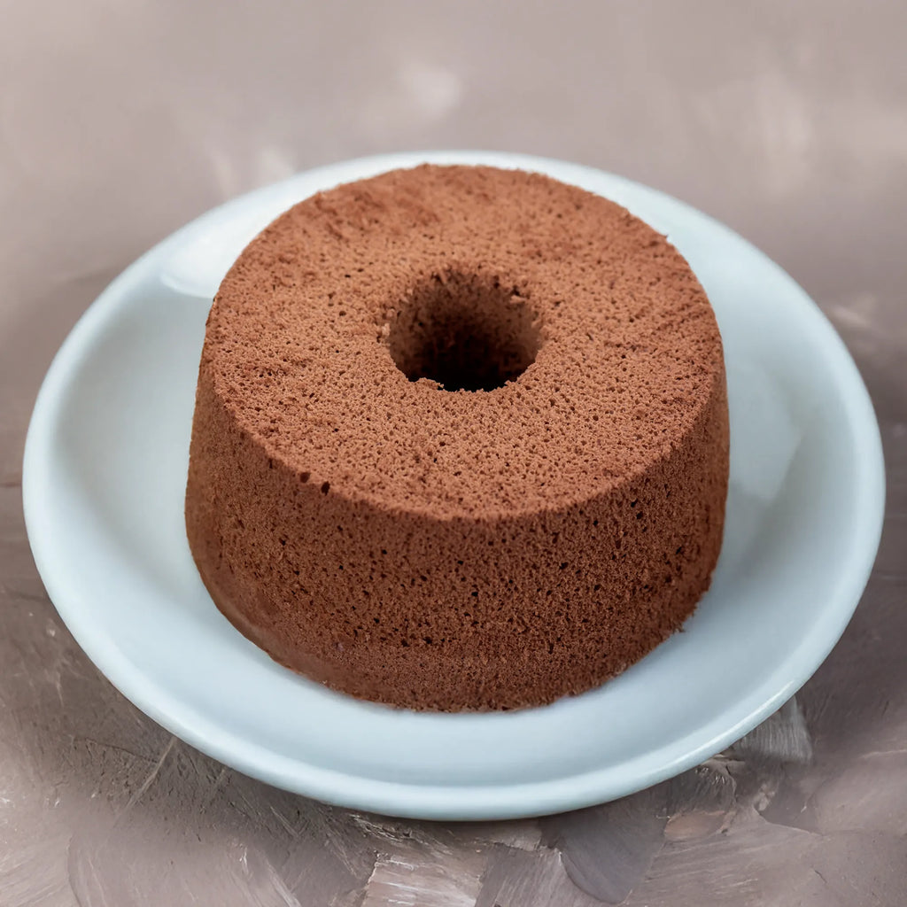 低糖質なカカオシフォンケーキホールの斜俯瞰画像