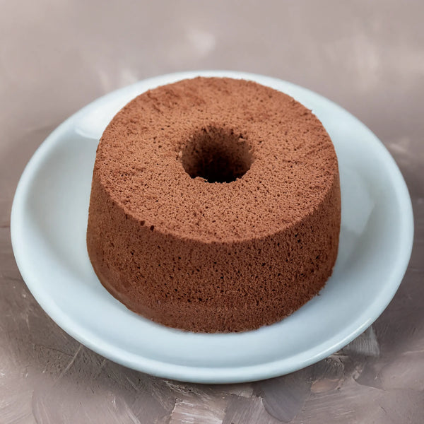 低糖質なカカオシフォンケーキホールの斜俯瞰画像