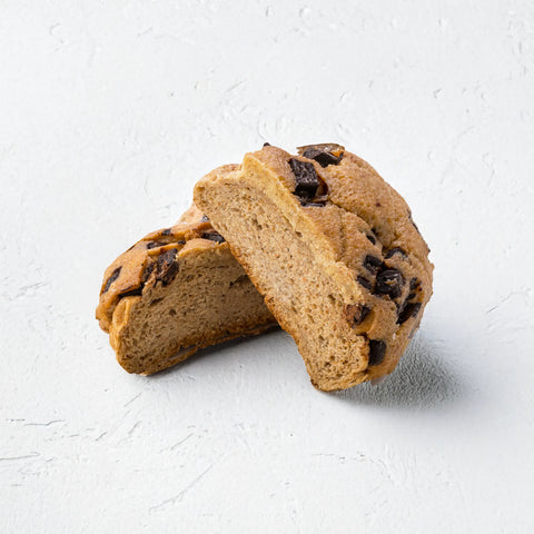 低糖質なチョコチップメロンパンの斜俯瞰画像