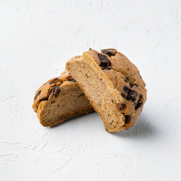 低糖質なチョコチップメロンパンの斜俯瞰画像