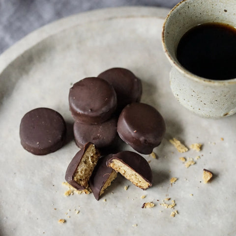 低糖質なチョコでコーティングされたクッキーをコーヒーと楽しむ