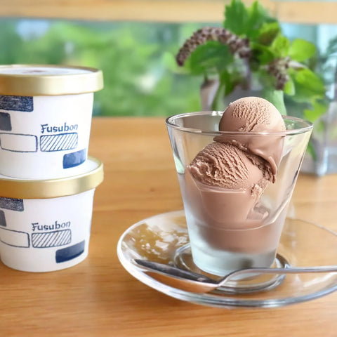 低糖質なチョコレートアイスクリームをカフェで楽しむ