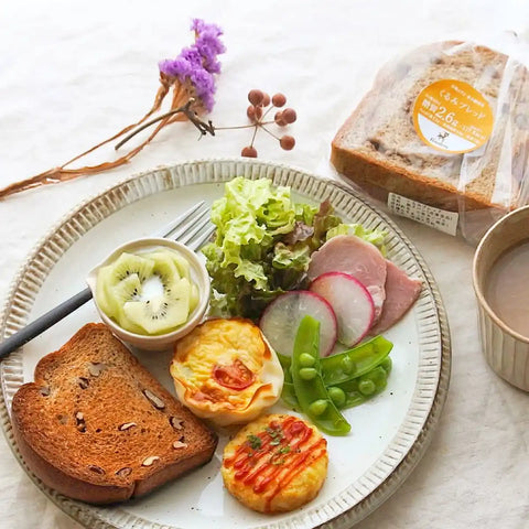 Walnut bread (5 slices) Carbohydrates: 2.6g/slices