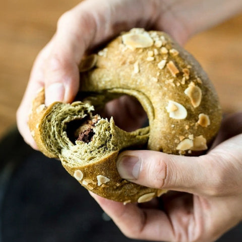 低糖質な抹茶チョコベーグルを手でちぎっている様子