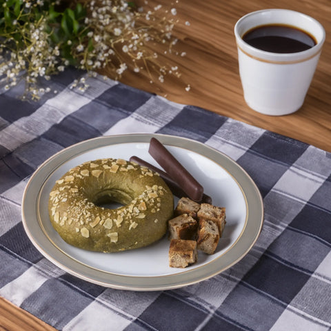 低糖質な抹茶チョコベーグルをコーヒーと楽しむ朝食風景