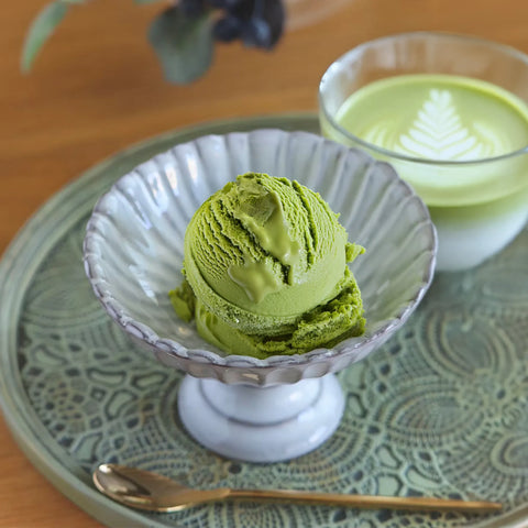 低糖質な抹茶アイスクリームと抹茶ラテで楽しむおやつ時間