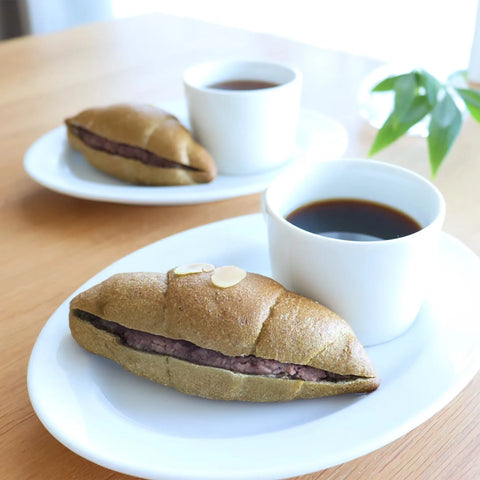 低糖質な抹茶あんバターロールをブラックコヒーに合わせて楽しむおやつ時間