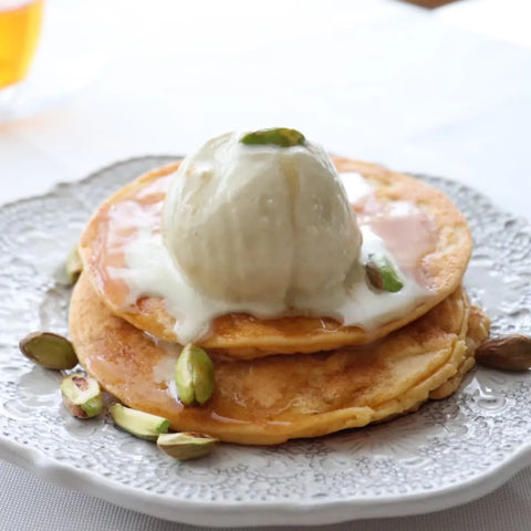低糖質なピスタチオアイスを乗せて楽しむ大豆パンケーキ