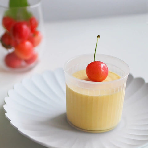 低糖質なプリンの上にさくらんぼを乗せて