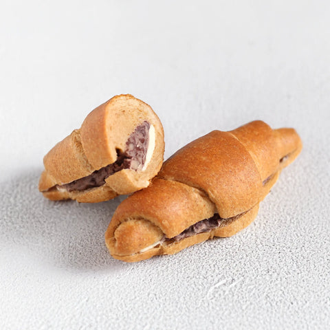 天然甘味料のみで甘く仕上げた低糖質な十勝あんバターロールの斜俯瞰画像