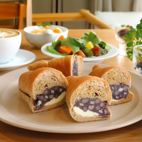 天然甘味料のみで甘く仕上げた低糖質な十勝あんバターロールの断面