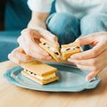 低糖質なレムレーズンバターサンドを手で割っている