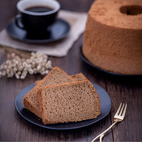 低糖質な紅茶シフォンケーキホールサイズをカットしてコーヒーと楽しむ