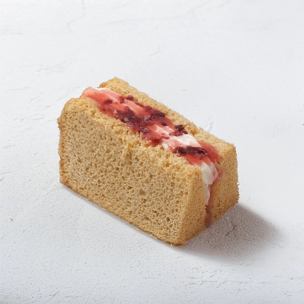 低糖質な生クリームシフォンケーキwithいちごソースの斜俯瞰画像