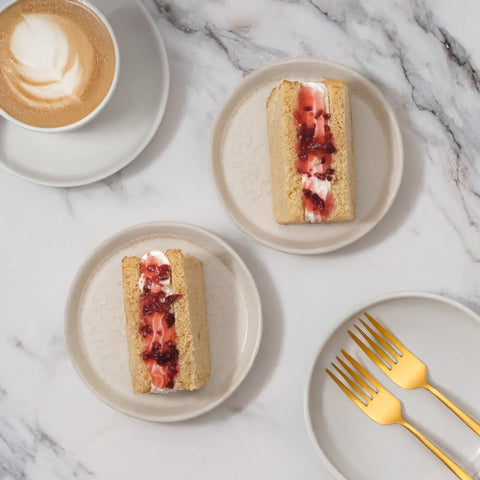 低糖質な生クリームシフォンケーキwithいちごソースをカフェラテと楽しむ