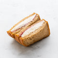低糖質パンで天然甘味料で味付けした生クリームとストロベリーピューレを挟んだサンドイッチの斜俯瞰画像