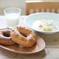 プルーンクリームチーズwithパンプキンシード 糖質9.2g 糖質制限ダイエットのお供に便利なリング型パン フスボン 